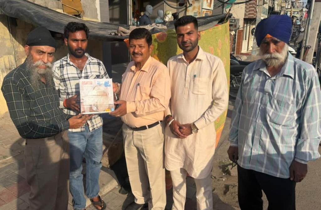 डेडिकेटेड ब्रदर्स ग्रुप रजि पंजाब पटियाला द्वारा जूतों की मरम्मत करने वाले मेहनती पेशेवरों को मुफ्त वाटर रेफ्रिजर कूलरजग वितरित